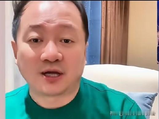 演员唐鉴军去年直播时，面对黑粉的恶意挑衅，他是这样回应的：“骂就骂吧，你骂我能开
