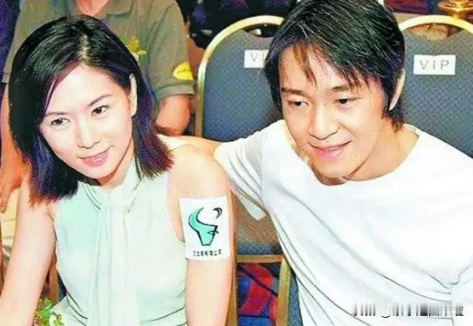 2010年，周星驰与于文凤分手。周星驰说:“我们在一起12年，我给你2100万分