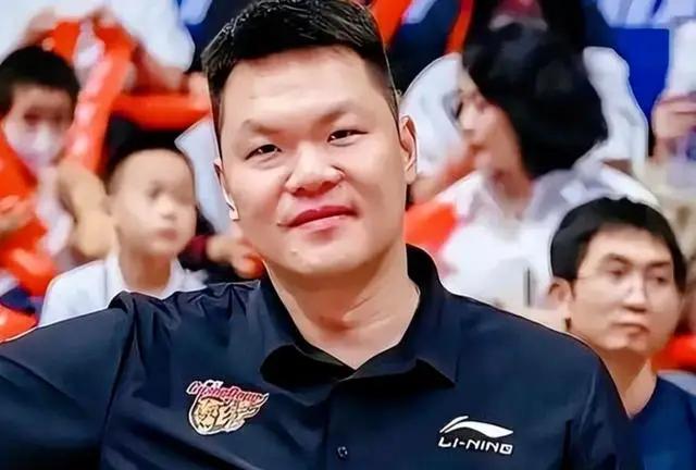 有广东球迷提出质疑？广东宏远俱乐部与其迟迟不能找到合适的经历，迫不得已通过网络在