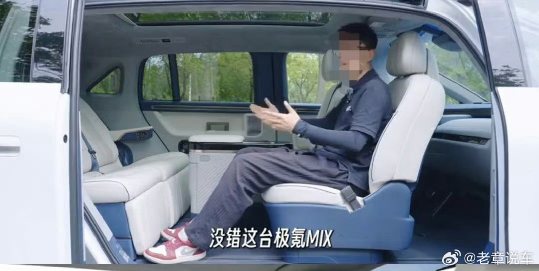 我只能说，体验了那台车后，感觉这个空间太小了，尤其是腿部！