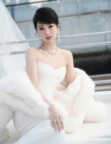 这下好了不止杨紫粉丝戏知道全国人民都知道了，杨紫昨天直播漂亮极了，白色狐裘大