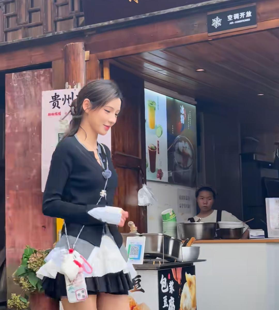 她不仅长着一副网红脸，看她的身材穿衣打扮也是网红的样子！对她丝毫没有好感！我看