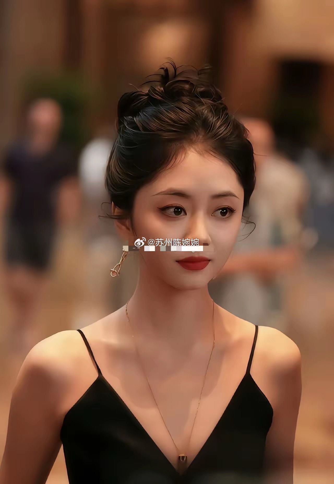 主持人问谭松韵，你喜欢什么样的男生？谭松韵说，我喜欢的男生，跟大多数女生所喜欢的