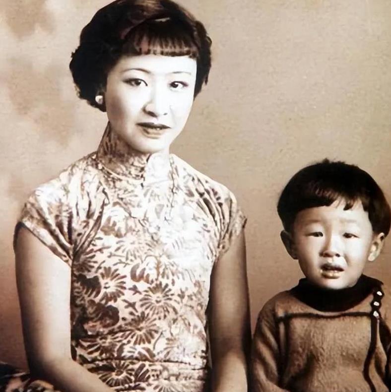 1955年，章士钊在北京菜市场闲逛，看到一卖卷烟的妇女，他大吃一惊，连夜给毛主席