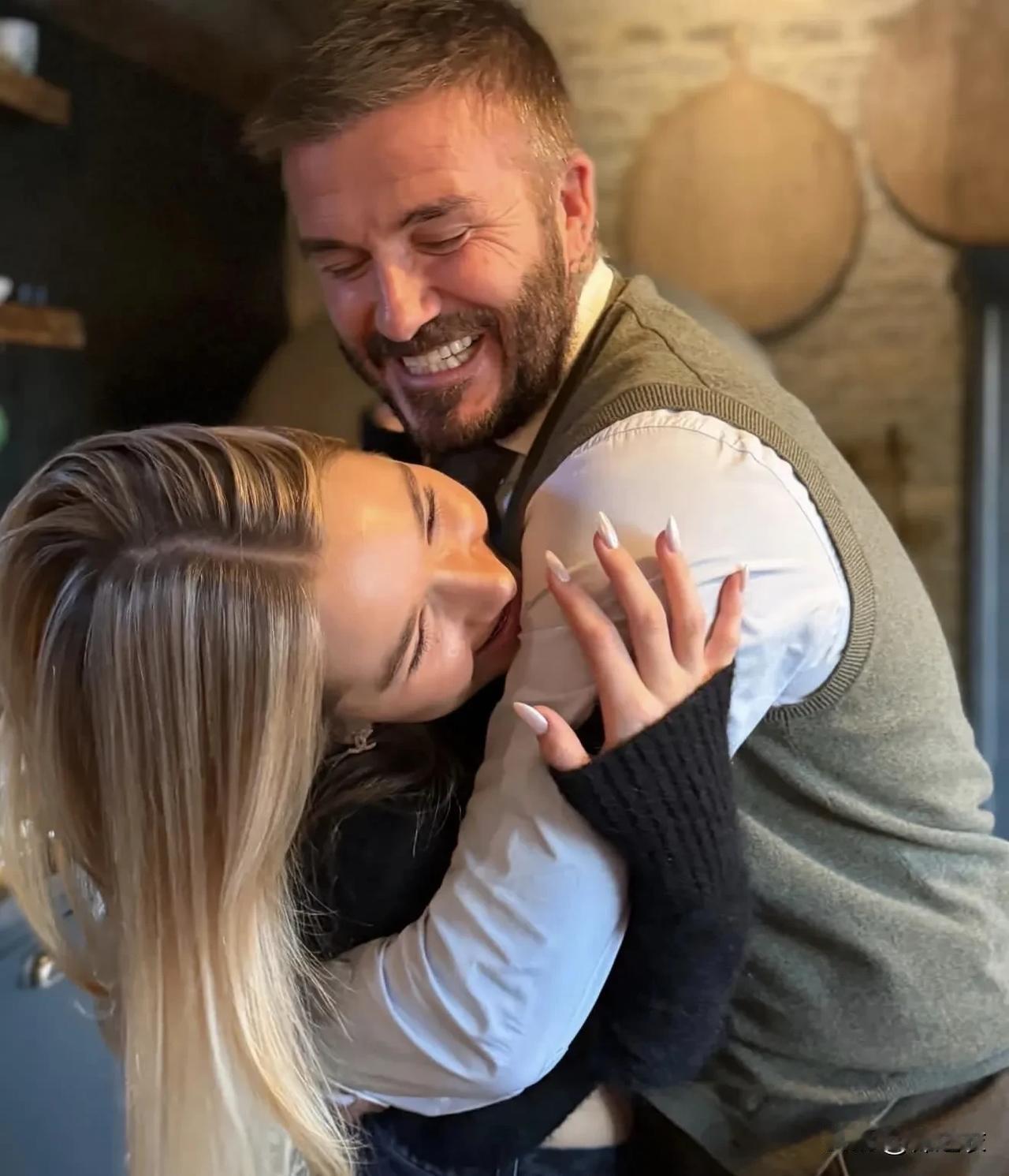 就在前几天，大布把老布一家人全拉黑了，圣诞节老贝晒出一家人的照片。而大布也发