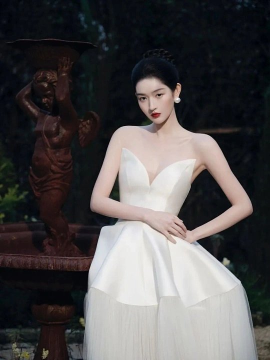 王玉雯裙摆淡紫蓬纱裙摆如云漫开，一步一温柔，王玉雯站在光影里，完全是从童话书走出