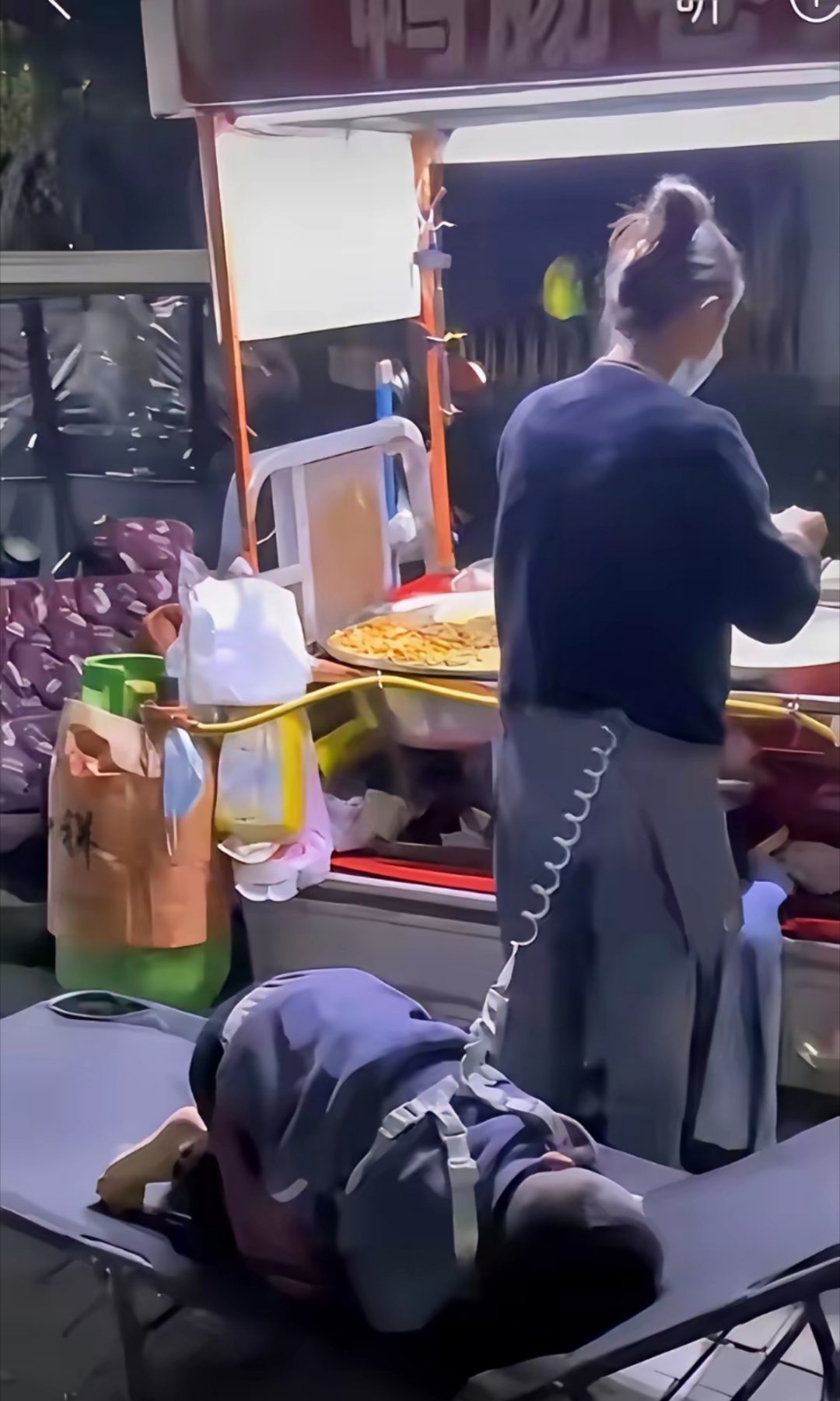 山东临沂女子周忠玲，为给7岁自闭症儿子做康复训练，白天带孩子往返康复机构，深夜在