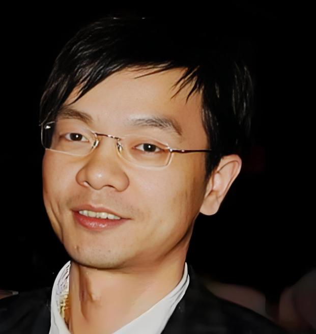 他是京东001号员工，名叫张奇，当年刘强东在中关村卖碟片的时候，张奇就是刘强东招