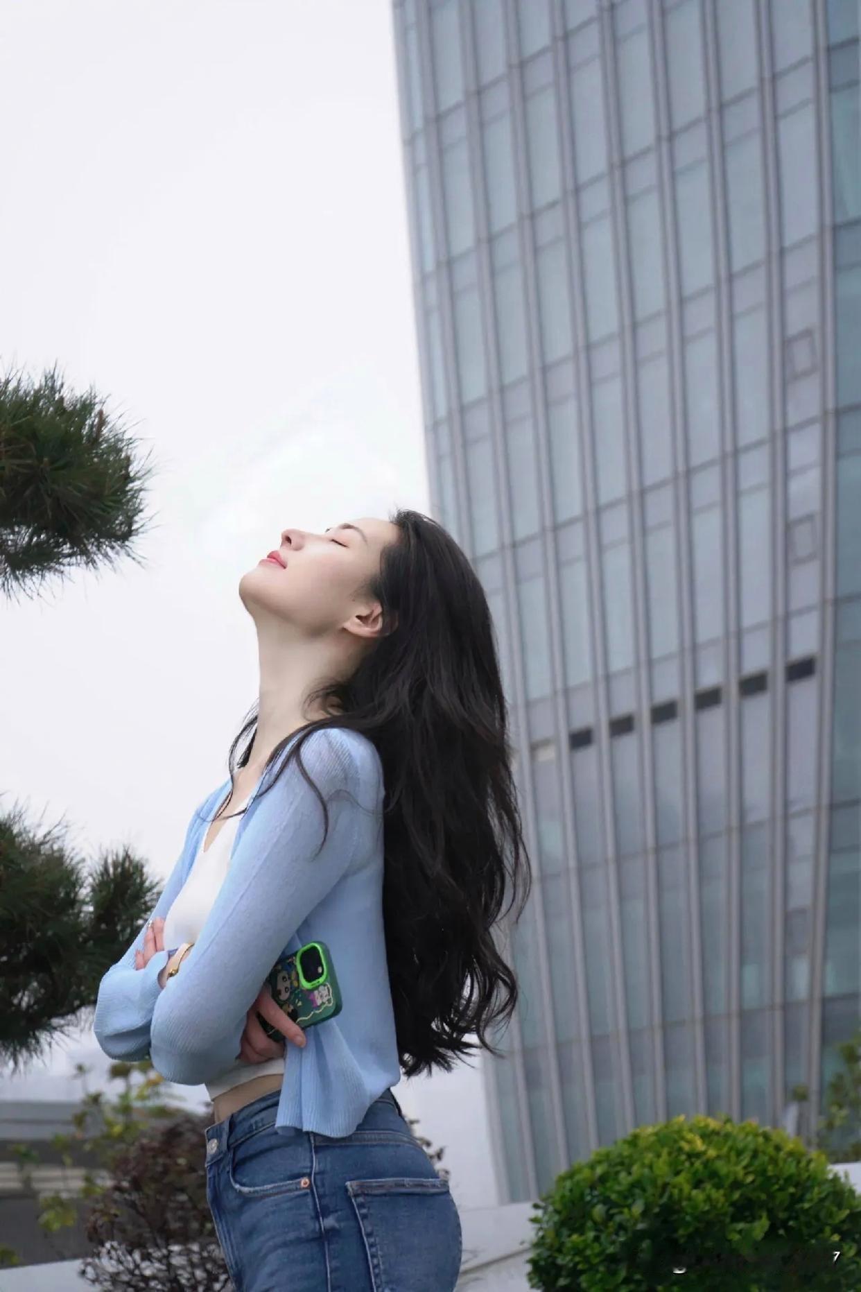 晒图笔记大赛最近参加了晒图笔记大赛，主题是都市少女风、轻奢时尚穿搭，这可太对我