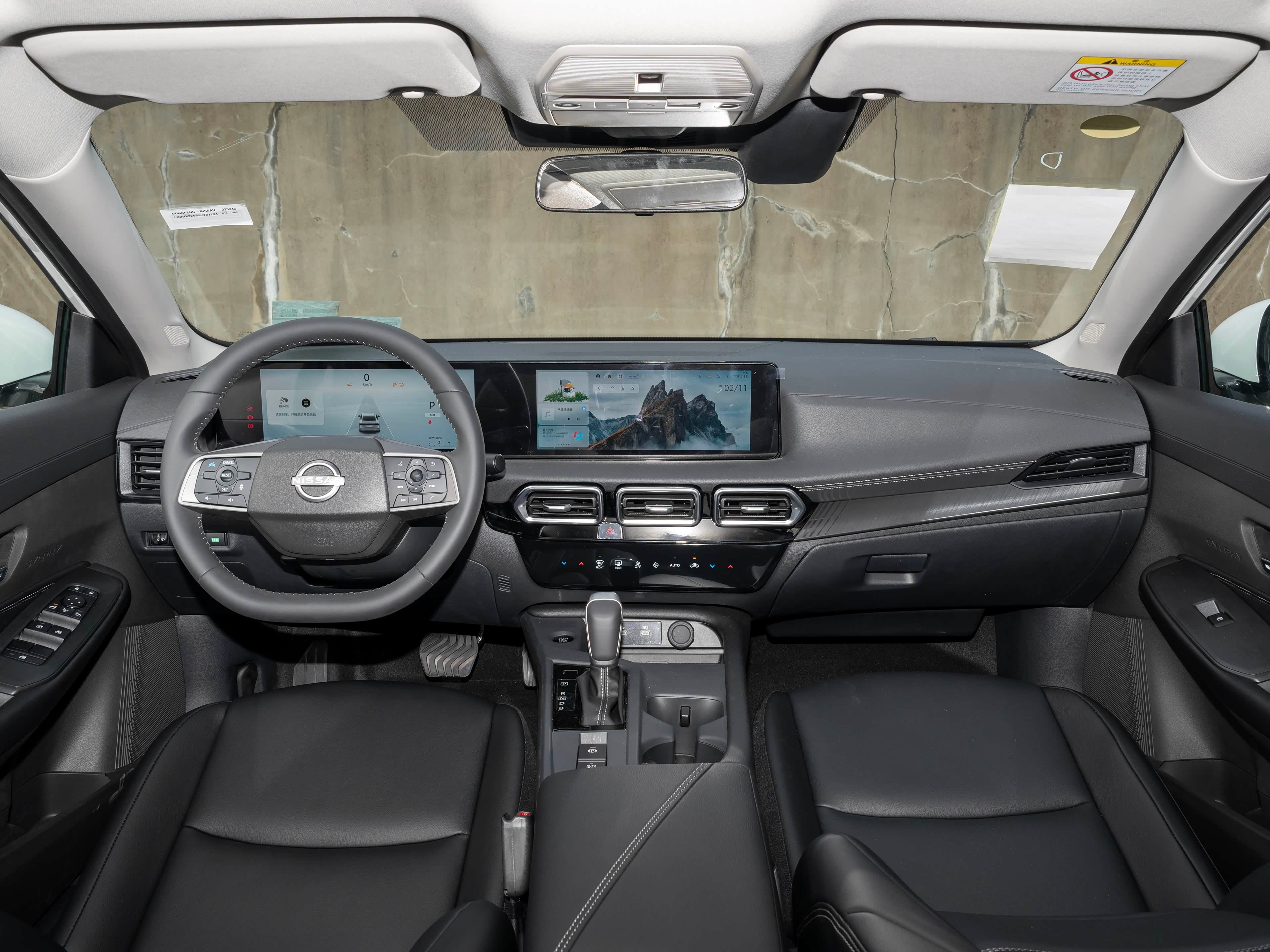 全新日产轩逸采用全新的方向盘和双联屏，但观感有点廉价，远不如朗逸Pro(图2)上