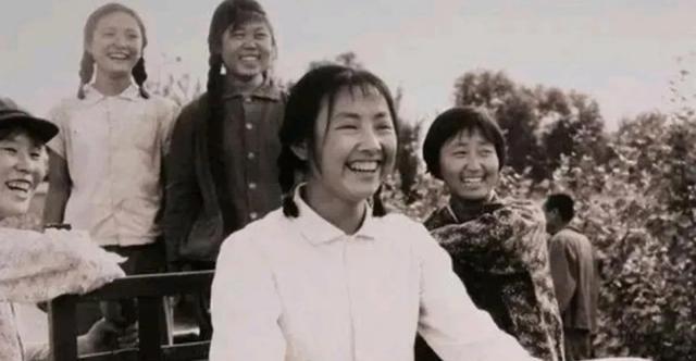 1976年，未婚知青邵红梅抱着孩子回了家，母亲气的大骂：“门风都让你败完了，还敢