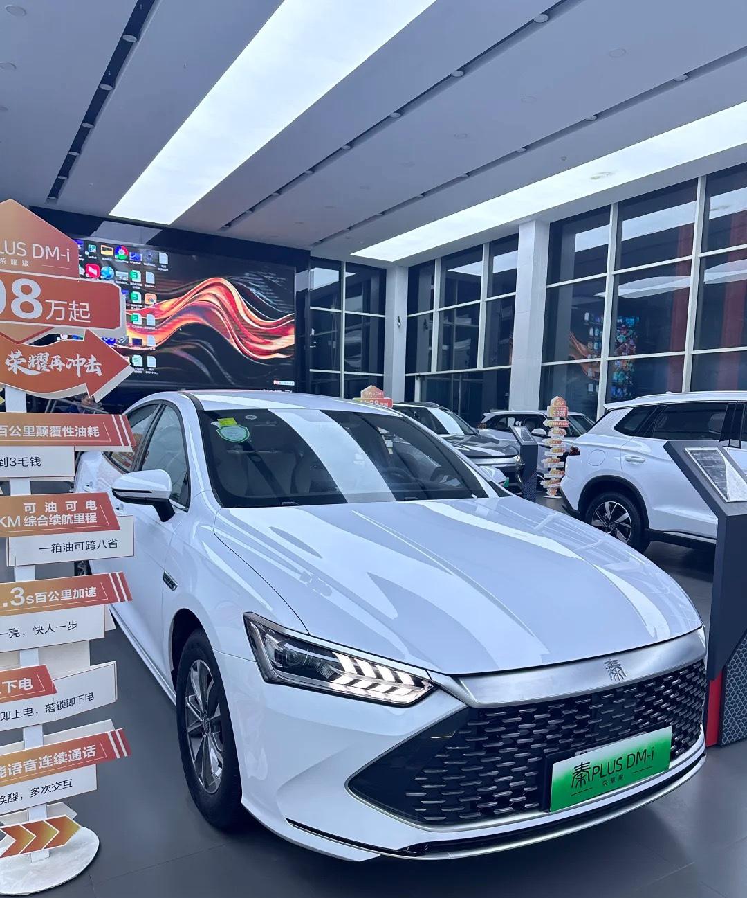 邻居老张去年买了辆比亚迪秦PLUSDM-i跑网约车，起初家里人都反对，觉得这车