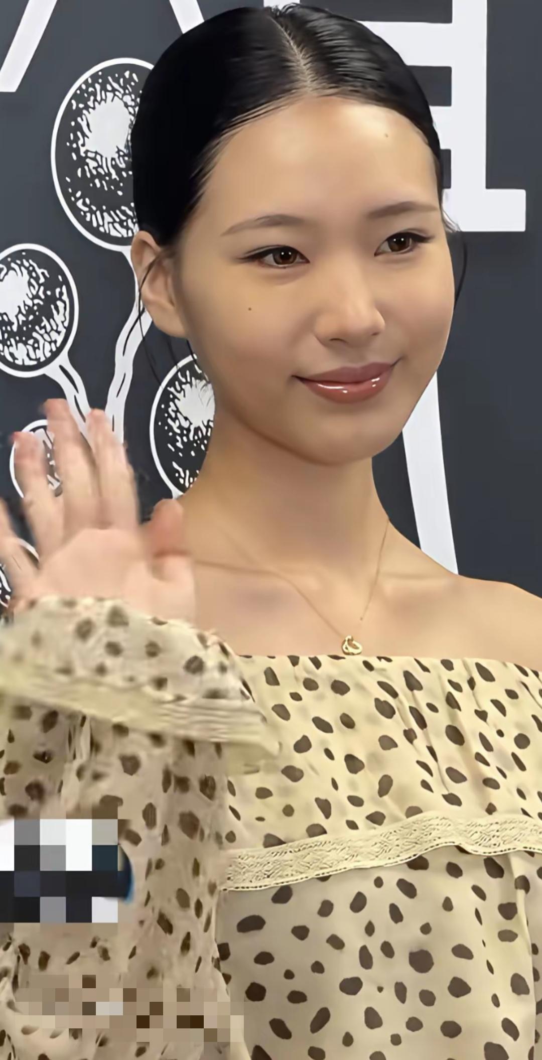 小S大女儿今年22岁，穿着打扮似少妇，和女一号一起宣传自己的新电影！小S大女
