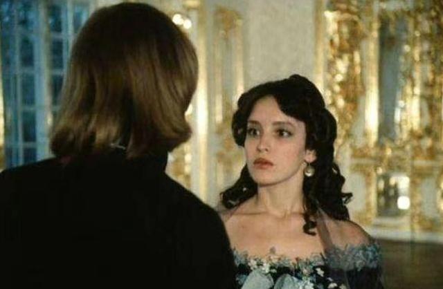 在小说基督山伯爵中，拥有的财富有1亿法郎，相当于30吨黄金，可谓是富可敌国。毕竟