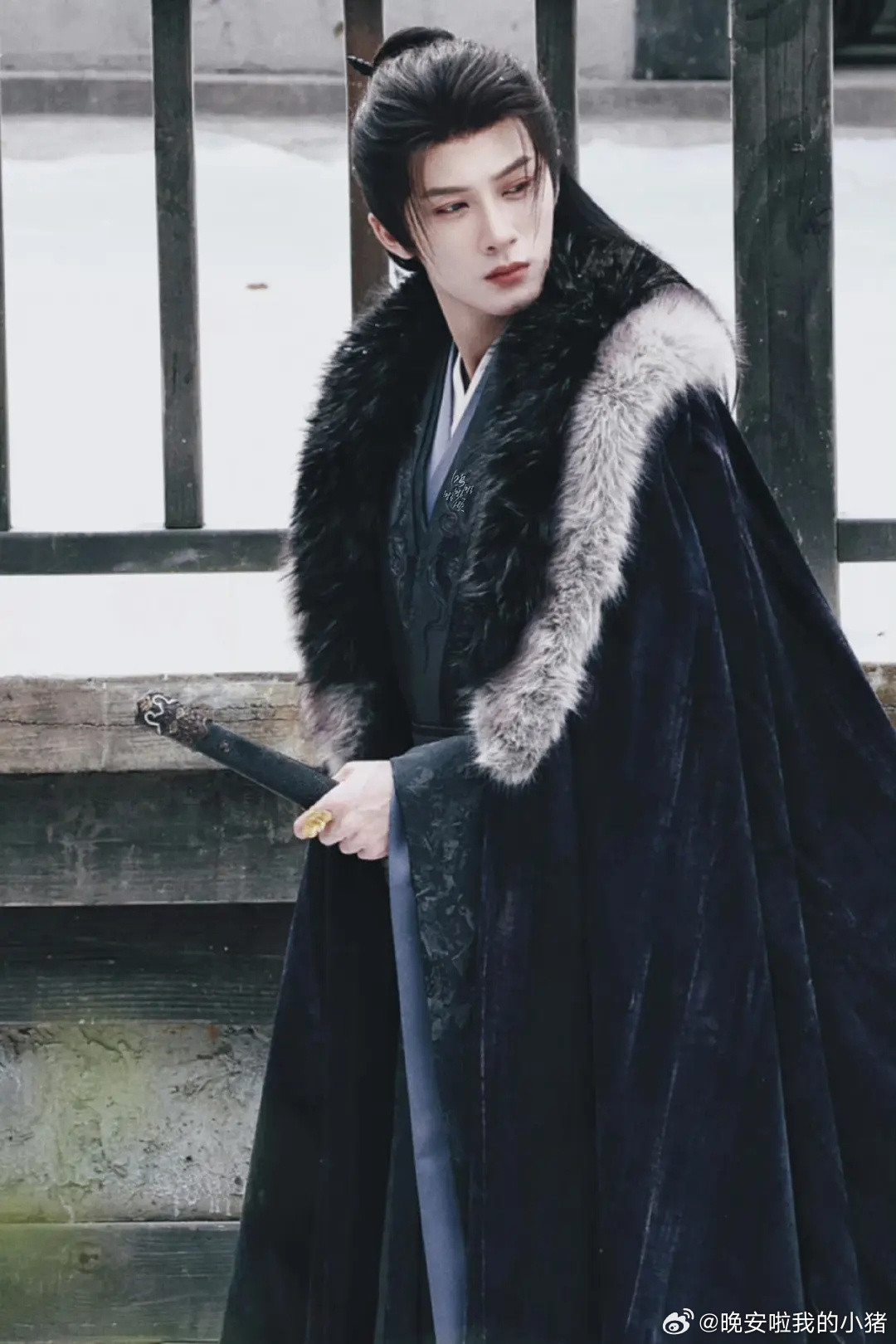 檀健次王鹤棣古装妆造，近期在拍的男主毛领造型你喜欢哪一个？