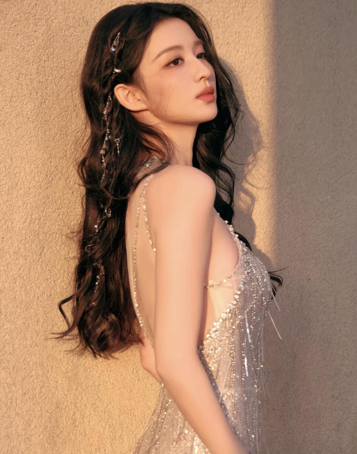 王楚然的美像支带刺的玫瑰，初看是清冷的疏离感，细品却藏着勾人的甜。她只需一个眼神