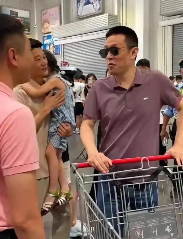蔚来CEO李斌带老婆王屹芝逛开市客，购物车塞满了、后备箱都装不下，大总裁逛街这么接地气啊​