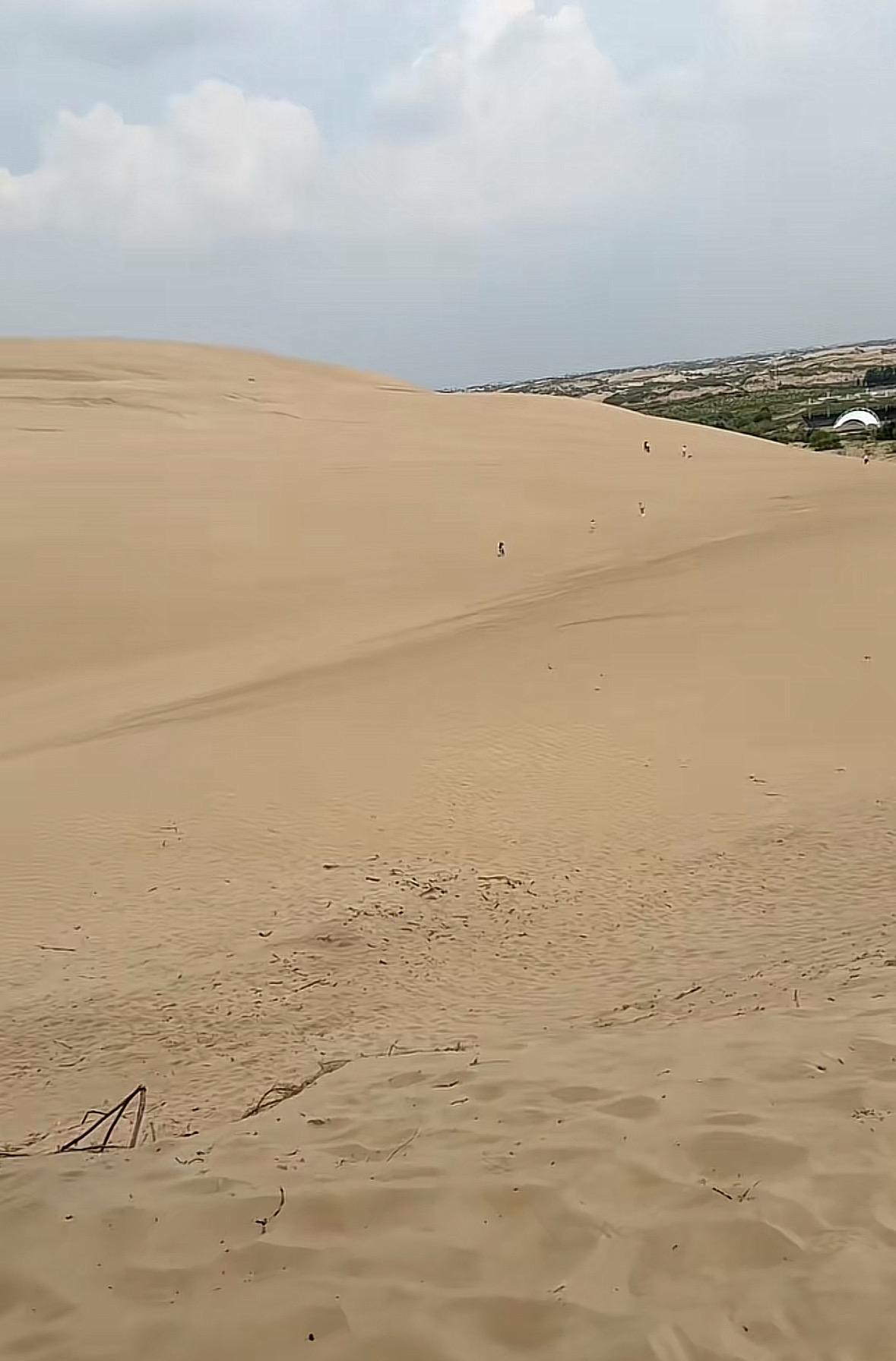 “真是做生意的料！”内蒙古，一男子到沙漠旅游时，突然感到口渴，就在男子受不了之际