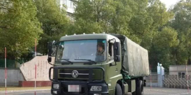 军车为什么几乎都是柴油车，而不用汽油车和新能源车呢？这就是战场生存法则，柴油车就