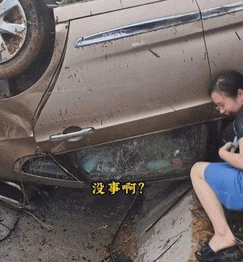 笑着笑着就哭了！柳州女子车祸翻车，淡定一句话笑翻众人：我还以为我死了呢！