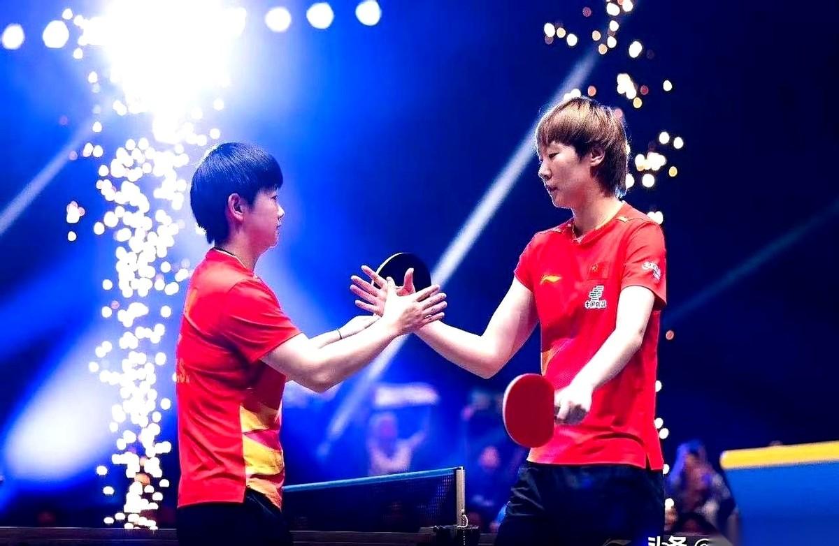 “她赢了！”新加坡大满贯决赛现场，孙颖莎高高举起球拍，球馆顶棚的灯光瞬间炸裂。