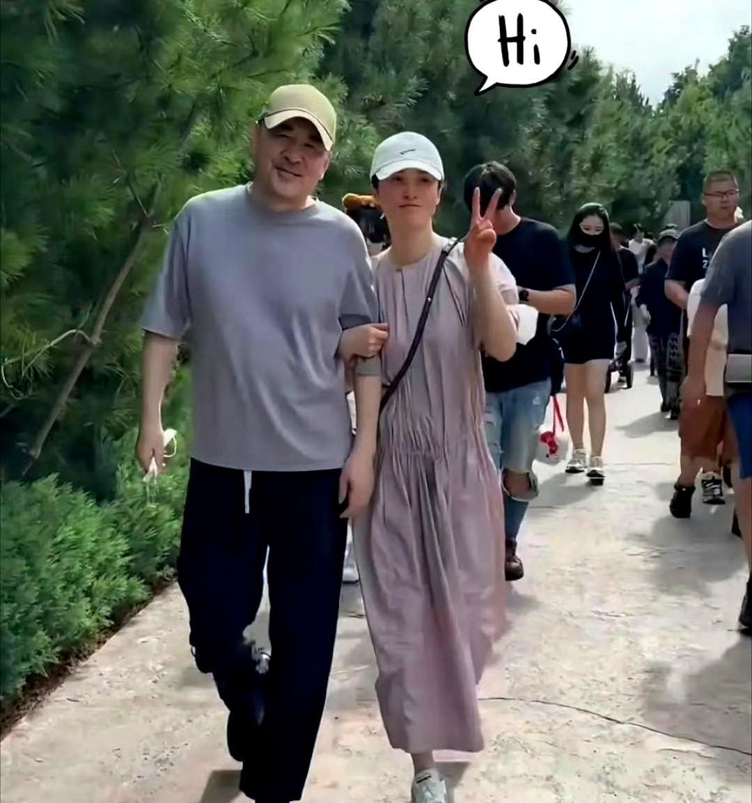 陈建斌这个人还挺有意思的。总看他在节目里犯懒，一副甩手掌柜的样子，家里的事好像