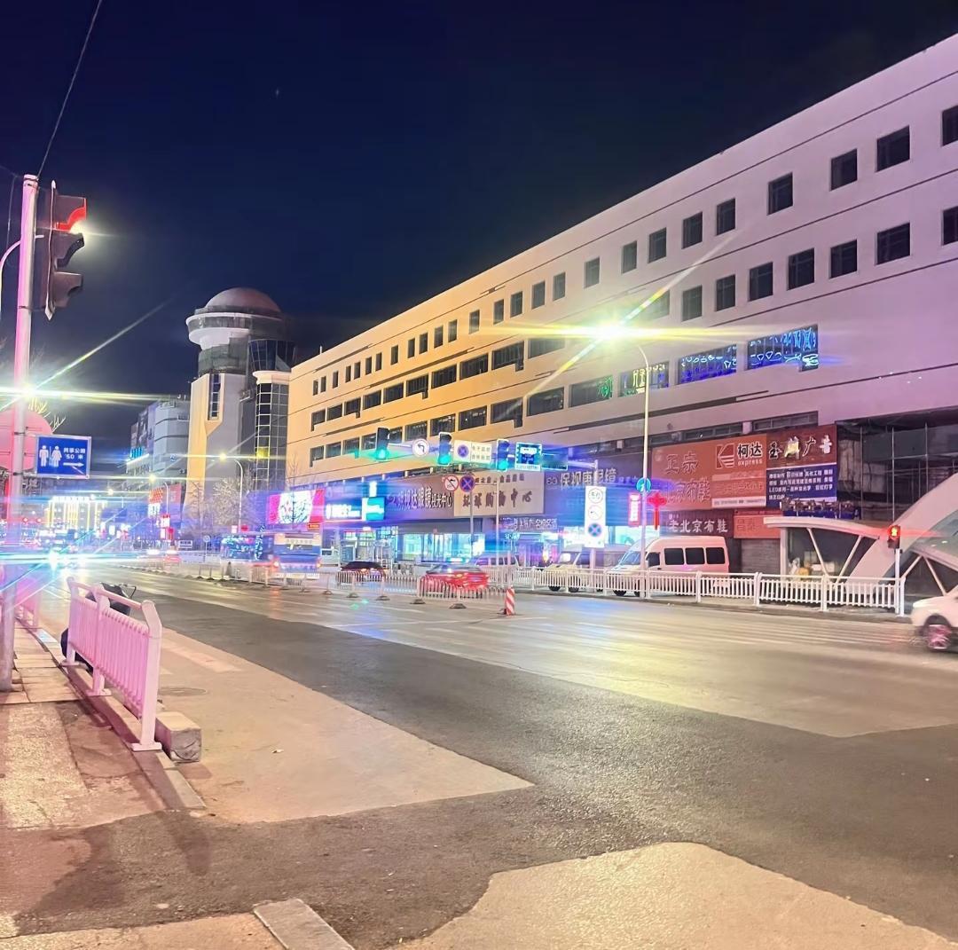 经过升级改造后的本溪环球商场购物中心看起来高端大气上档次，看起来干净整洁。更难得