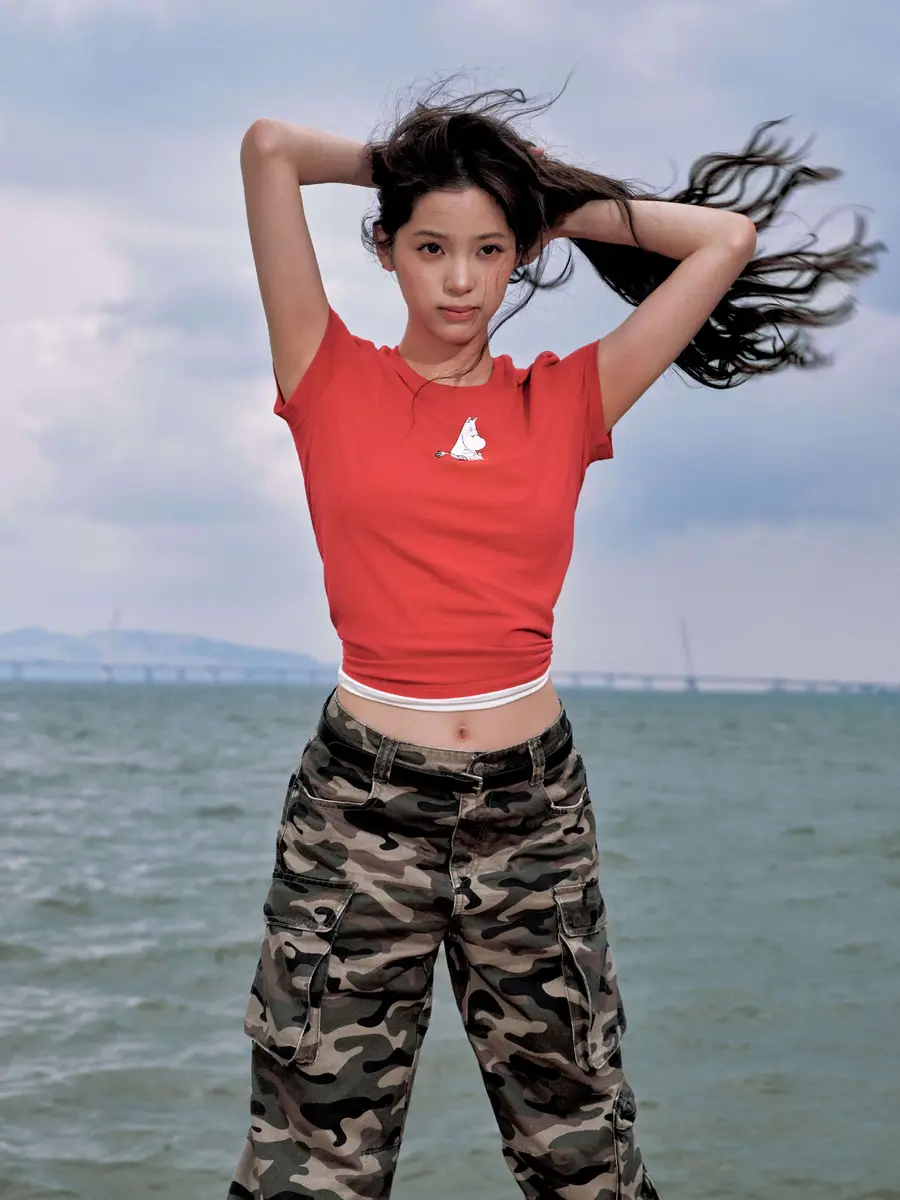 欧阳娜娜春日写真曝光！穿红色T恤秀性感小蛮腰