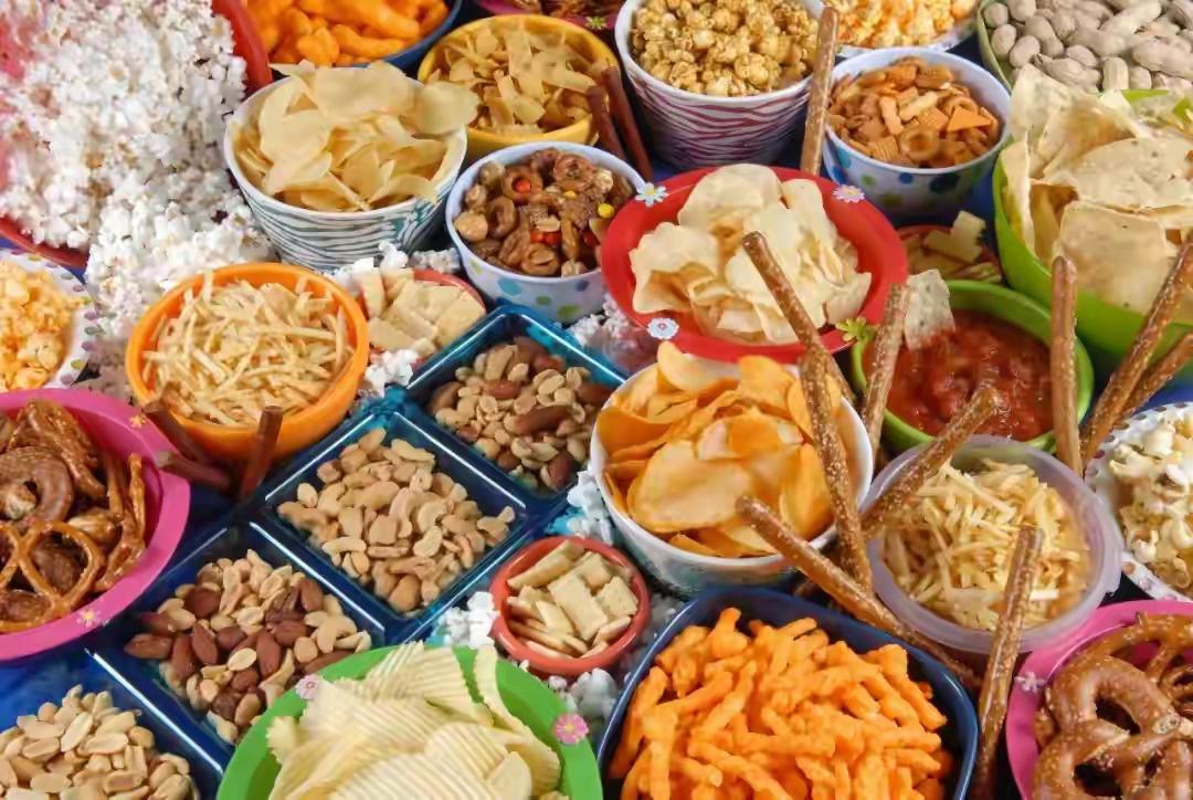 长沙街边小店到香港敲钟上市！两个85后靠“抠门”卖出860亿，揭秘“零食很忙”如