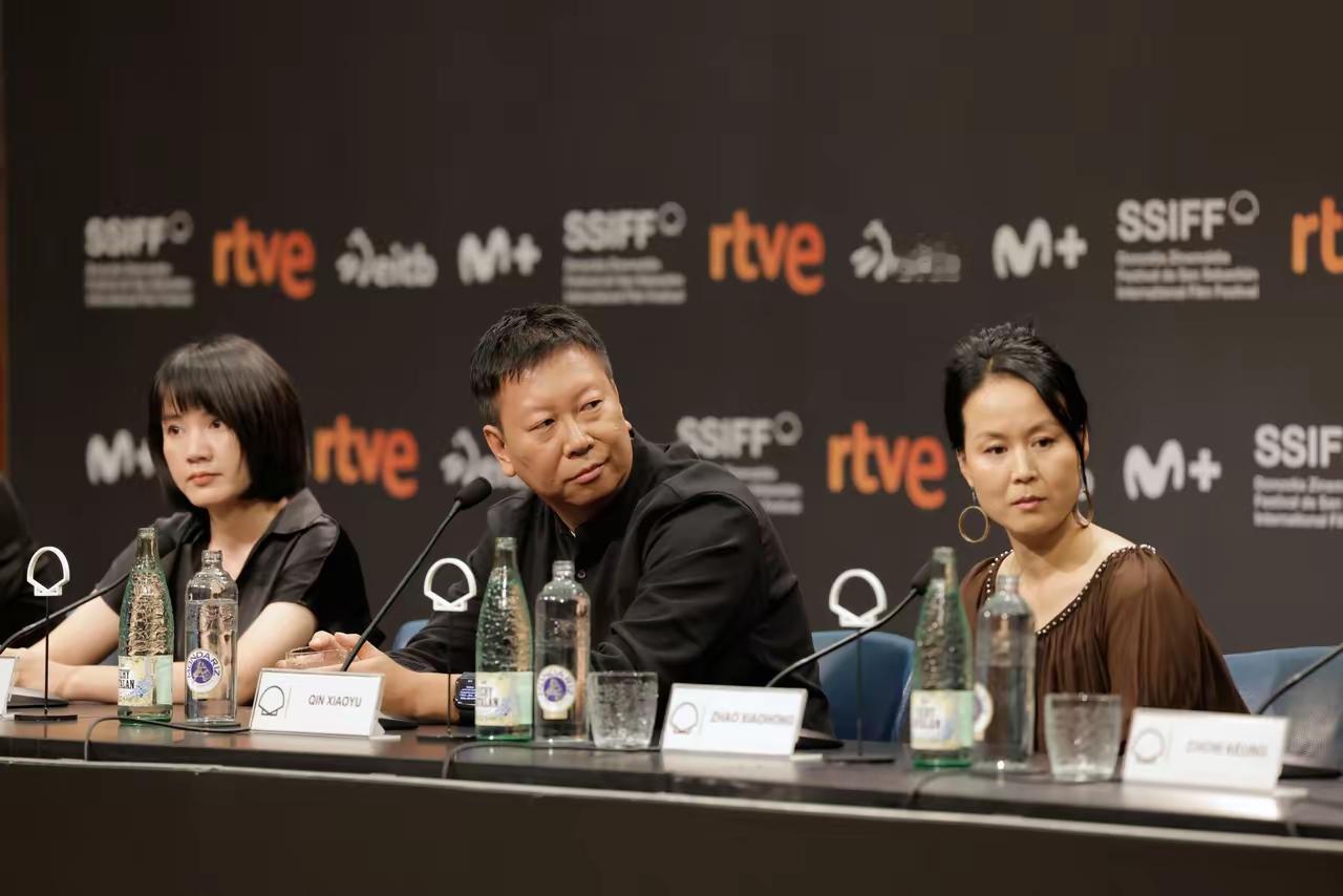 从导演、制片、投资到演员，他们心里清楚自己在做什么，不然也不会打着纪录片的幌