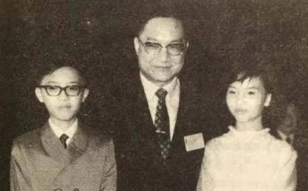1976年，金庸18岁的长子突然悬梁自尽，然后不到半年，52岁的金庸提出想娶23