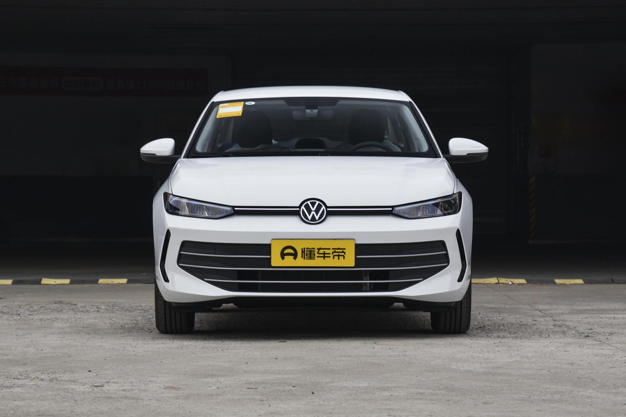 第一眼看2026款朗逸Pro的时候就感觉它的外观比价运动，下格栅的镀铬饰条比较