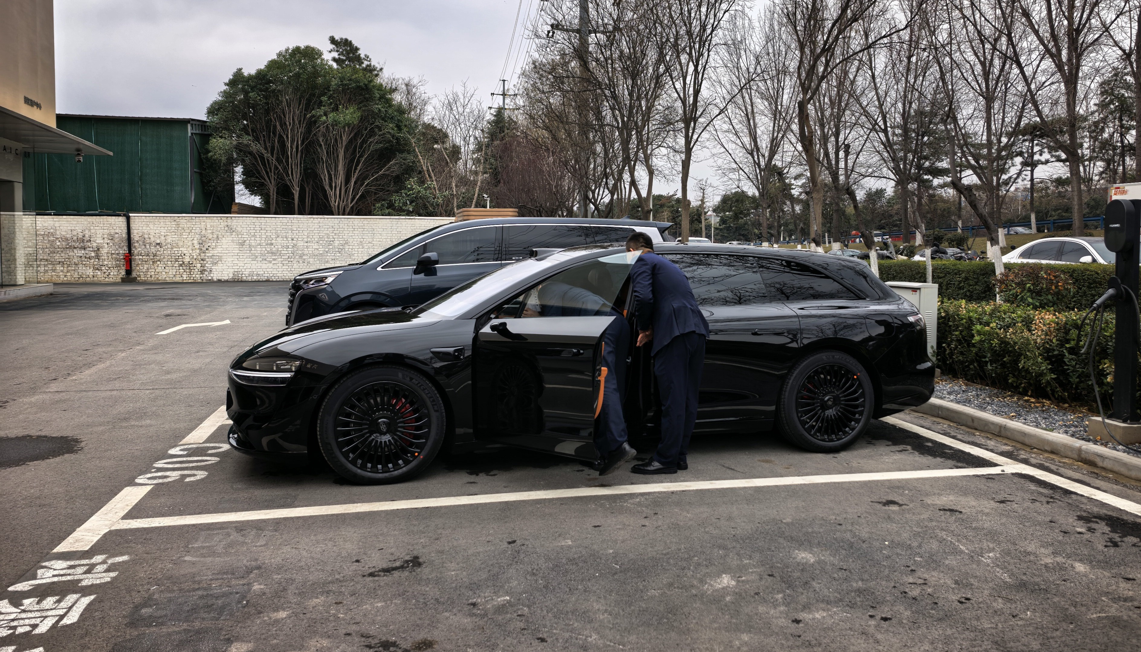 今天见证一辆享界S9T黑武士交付，车主还选了电子外后视镜