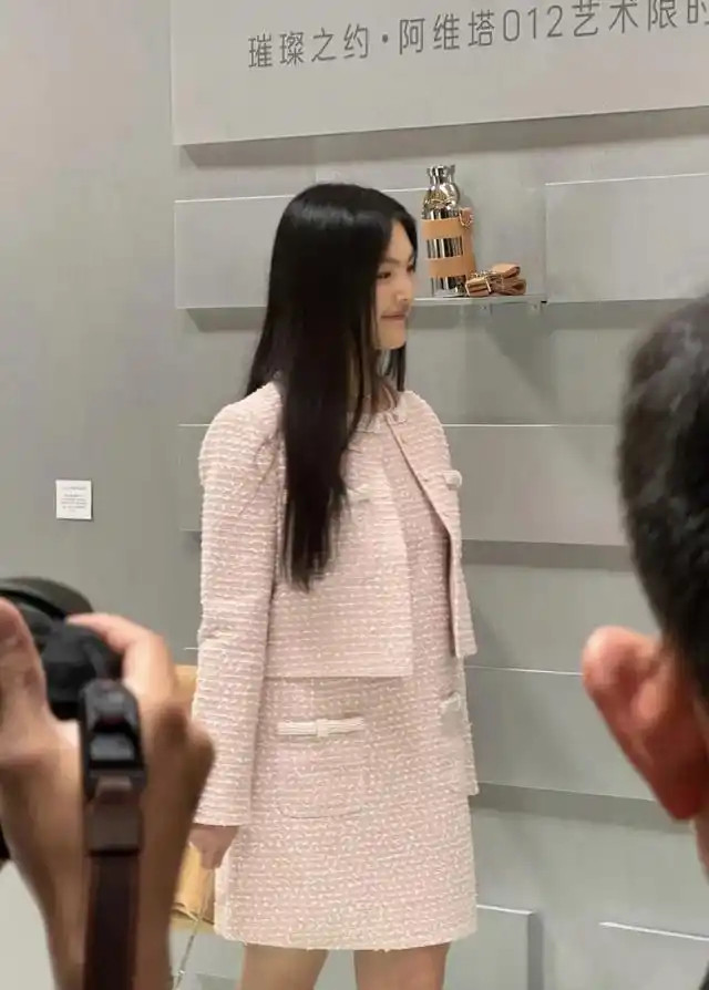 14岁王诗龄活动照流出，胖了？网友：这才是真名媛，贵气装不出来