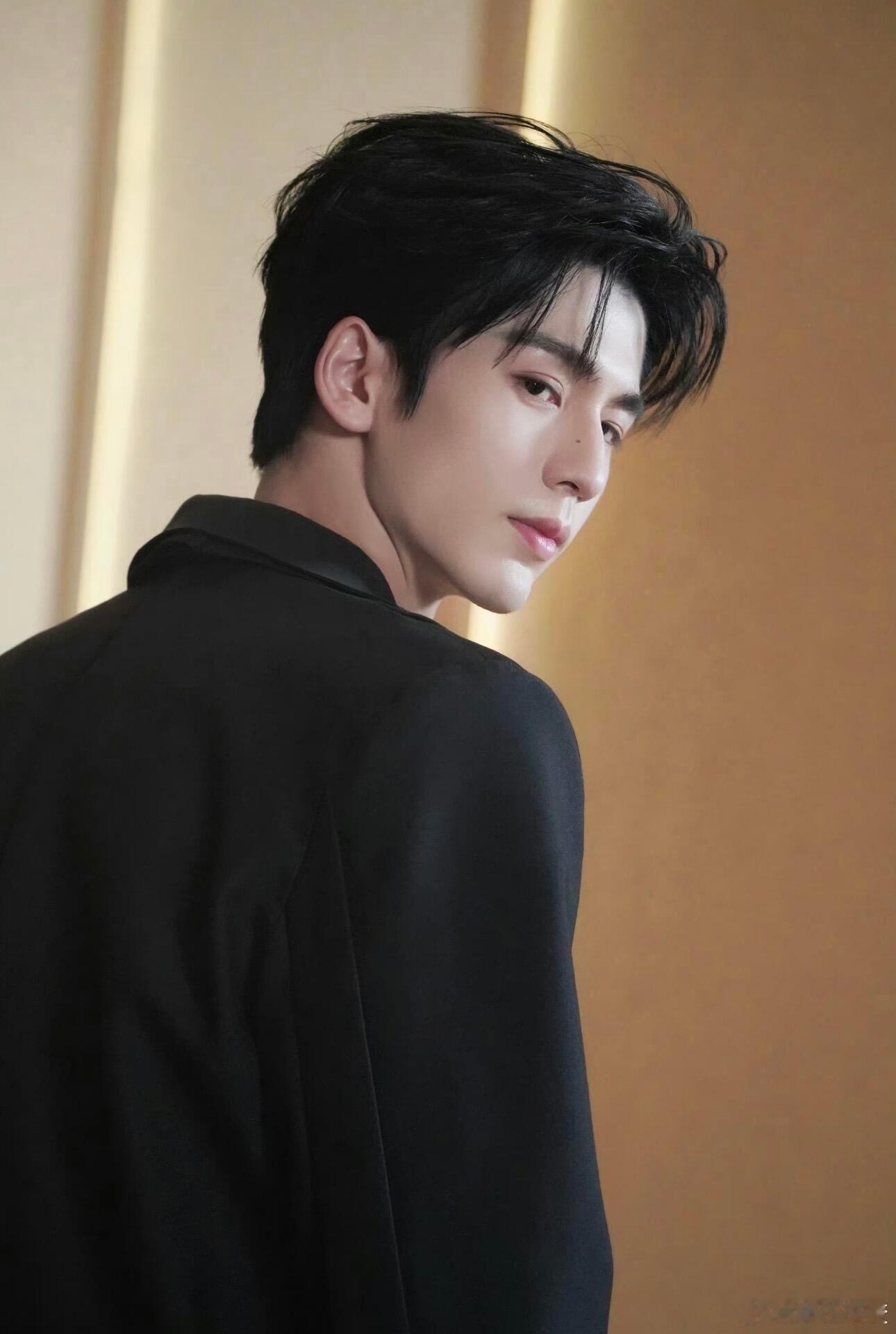 张凌赫张凌赫你真的帅到没边…男人中的迈巴赫张凌赫｜