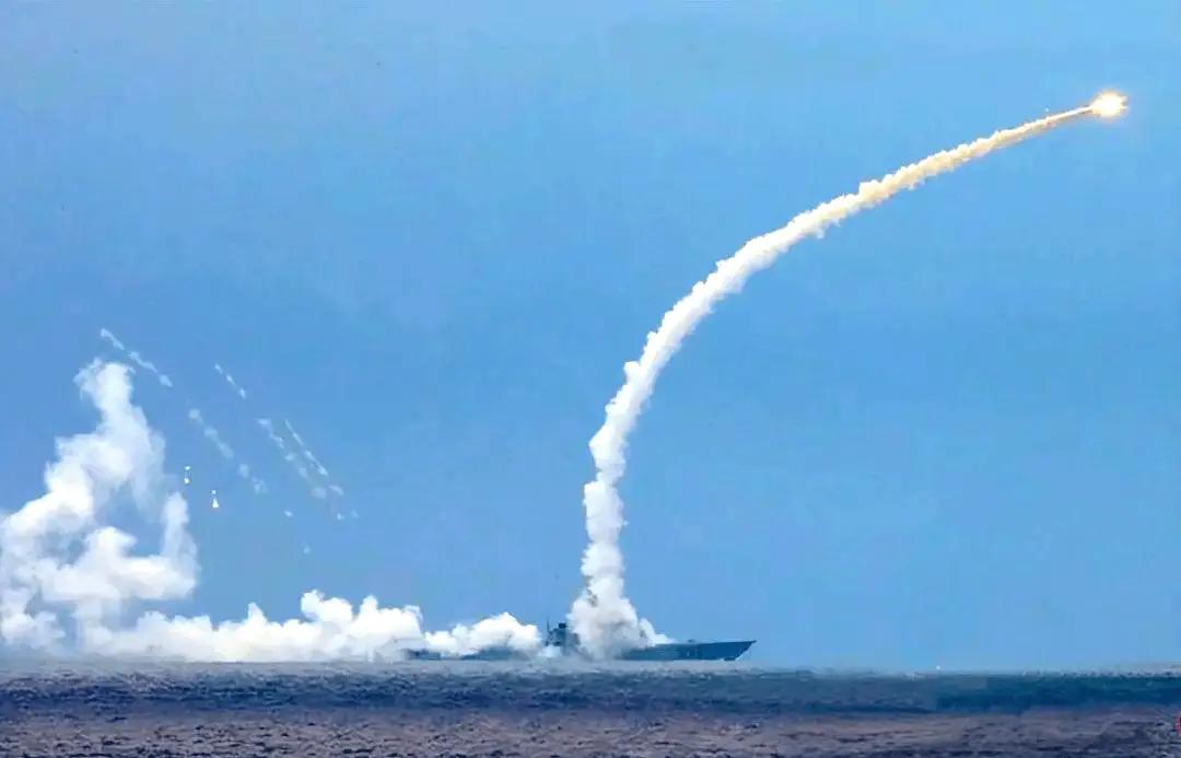一枚高超音速导弹，真能干废一艘航母吗？中国鹰击21表示没问题！一艘300多米长