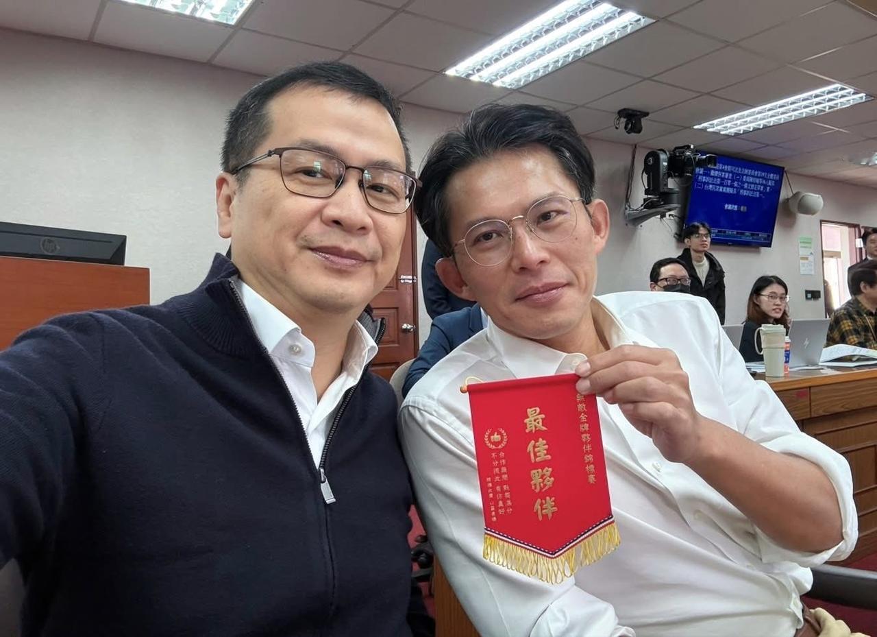 国民党立委罗智强今（30日）在脸书发文表示，今天是本届立院第四会期的最后一天，黄