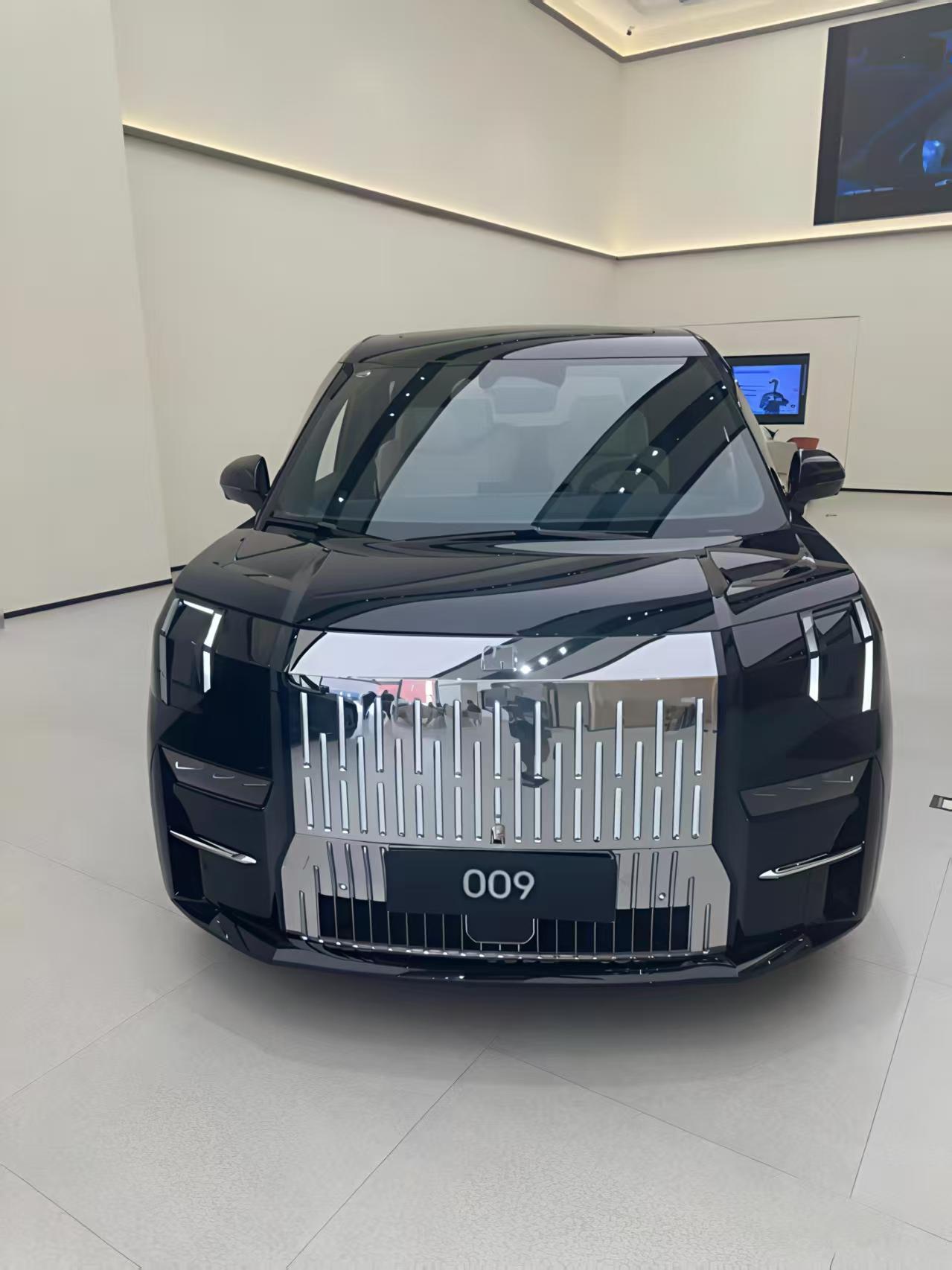 探店极氪009：价格坚挺的纯电豪华MPV。极氪009作为品牌旗下的纯电豪华MP