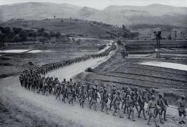1943年2月泰国军队约1万人入侵云南，远征军93师，派出500敢死队，烧毁泰军