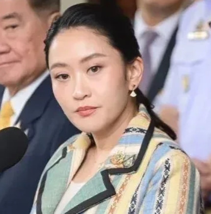虚惊一场，佩通坦没事了。泰国国王已经批准了新的内阁名单，佩通坦还是总理，同时还