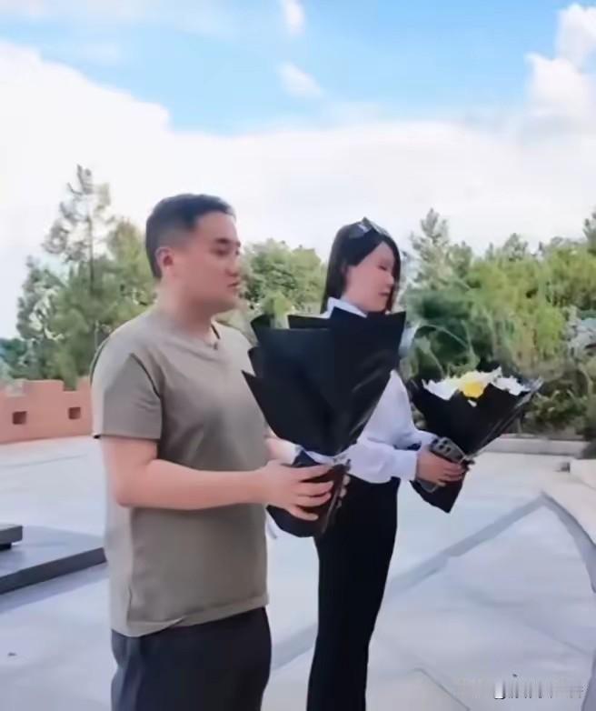 梁栋是开国中将梁兴初的孙子，近日他带女友前往墓园祭拜爷爷。他特意托老家亲戚带了一