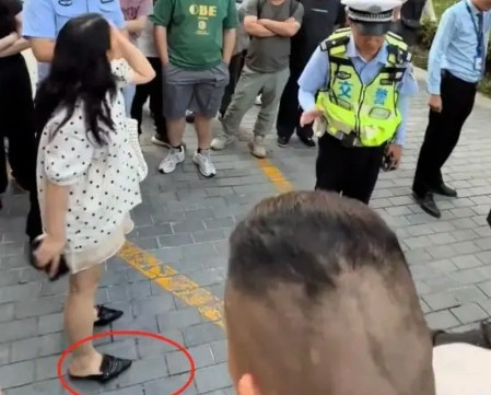 河南郑州，一女老板翘着二郎腿坐沙发上，让员工跪着跟她说话，员工做了几个月，她就找