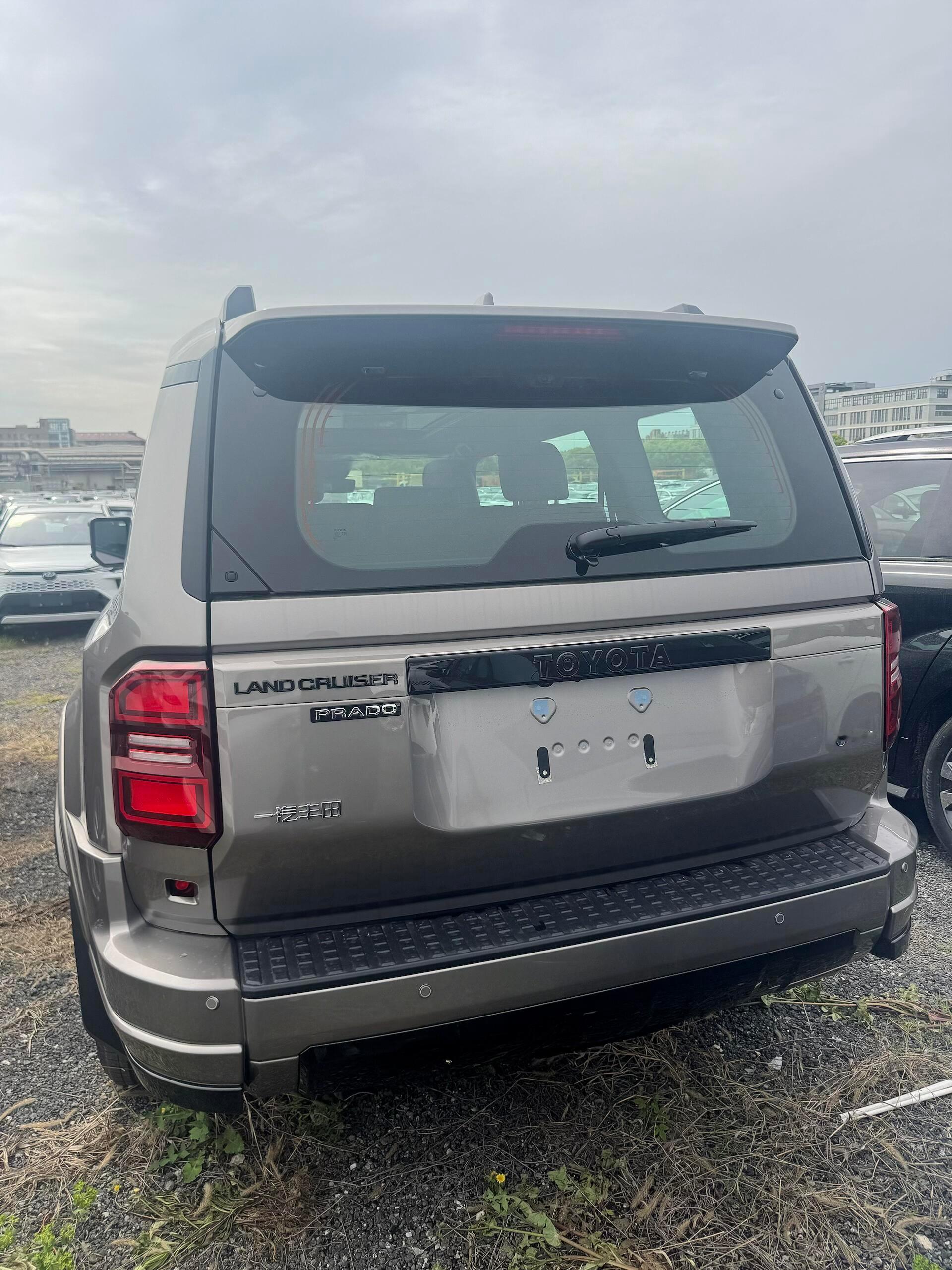 丰田普拉多现在全系都有车优惠幅度在5.5-7万可以直落全国