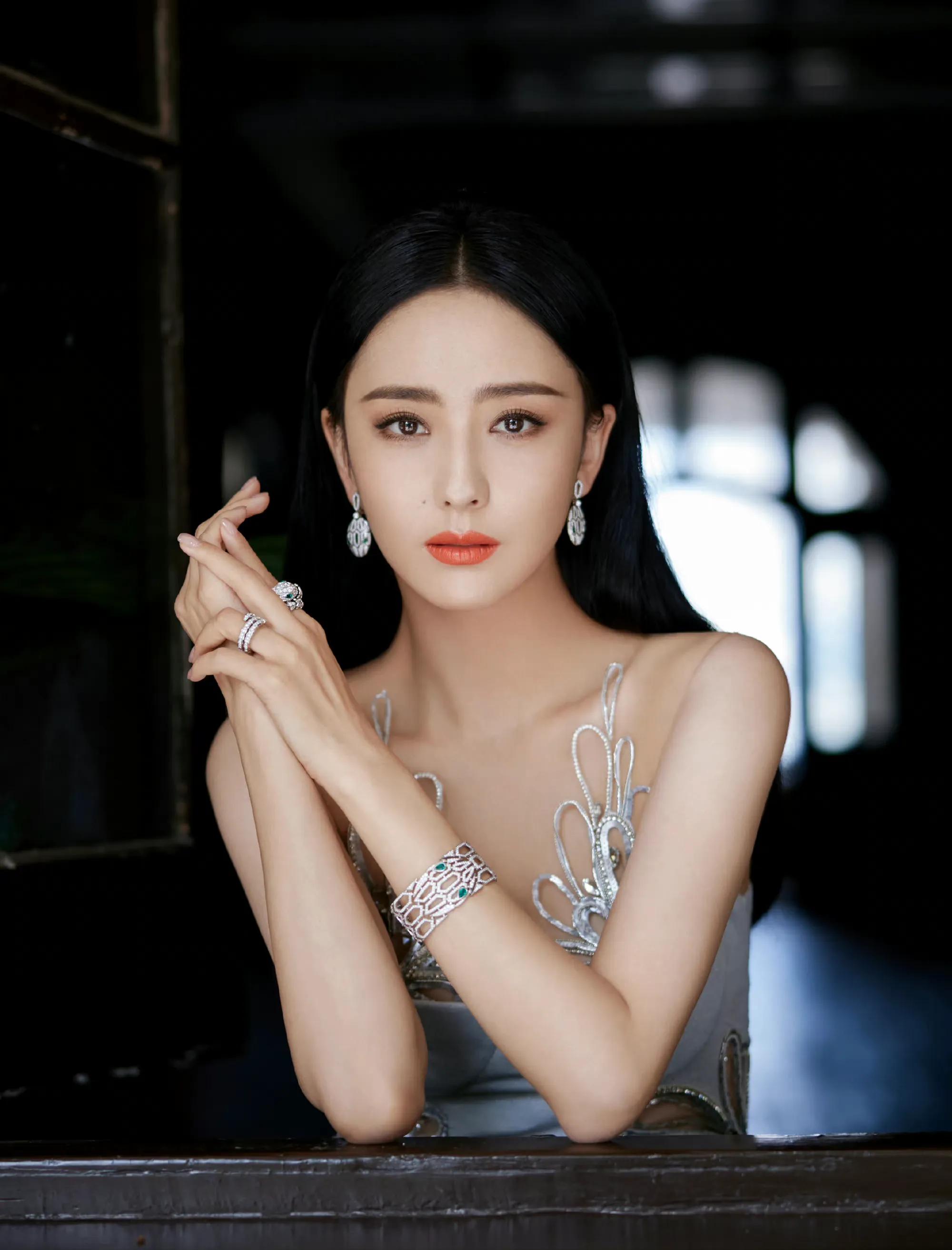 侄子结婚，嫂子来我家借钱，我问还差多少，嫂子说还差6万。我拿出手机准备转钱，嫂子