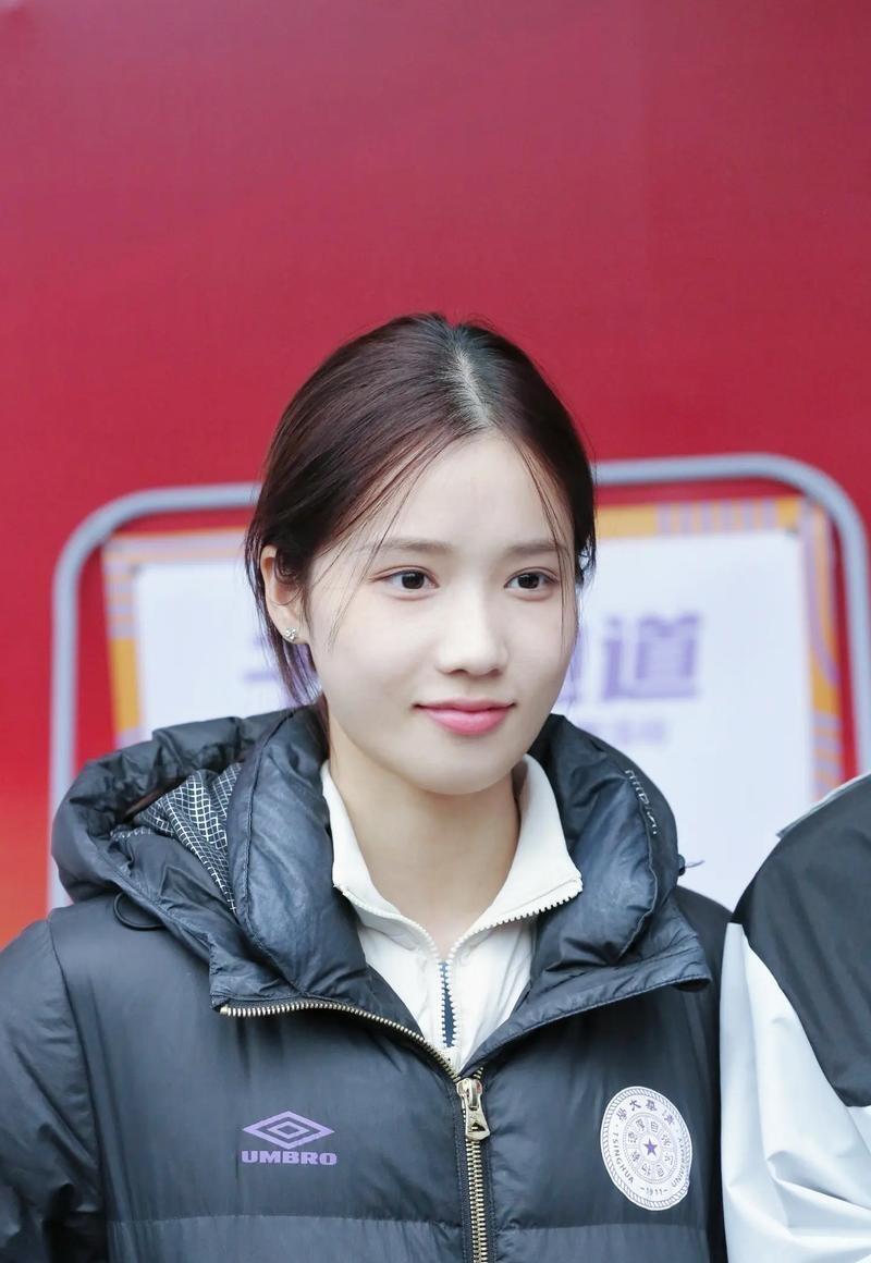 第十五届全运会女子跳高冠军邵雨琪,长得好清秀，一眼看上去就很有亲和力，是身材高挑