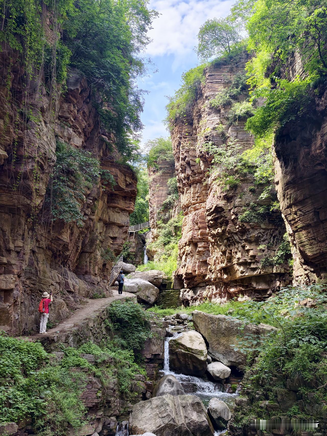 自驾南太行，寻得一条最美峡谷，无门票无停车费，风景却很美，一路穿红岩飞瀑，闯魔界