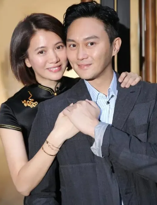 2001年，张智霖与袁咏仪刚结婚，富商罗兆辉就打电话给张智霖:“你老婆身材很好，