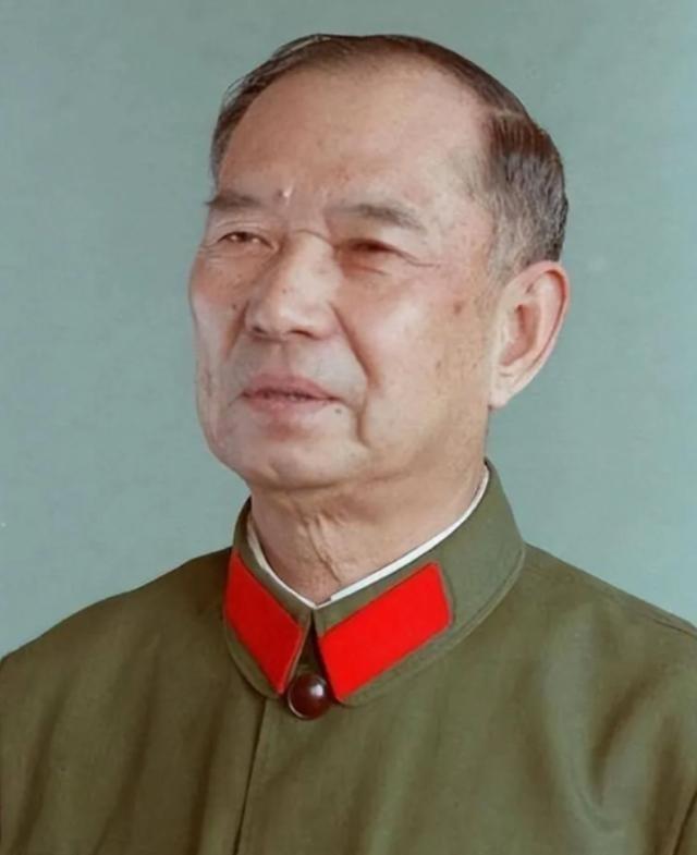 1982年，开国少将尤太忠视察部队，见一副团长好生眼熟，暗骂一句大事不好，立刻打