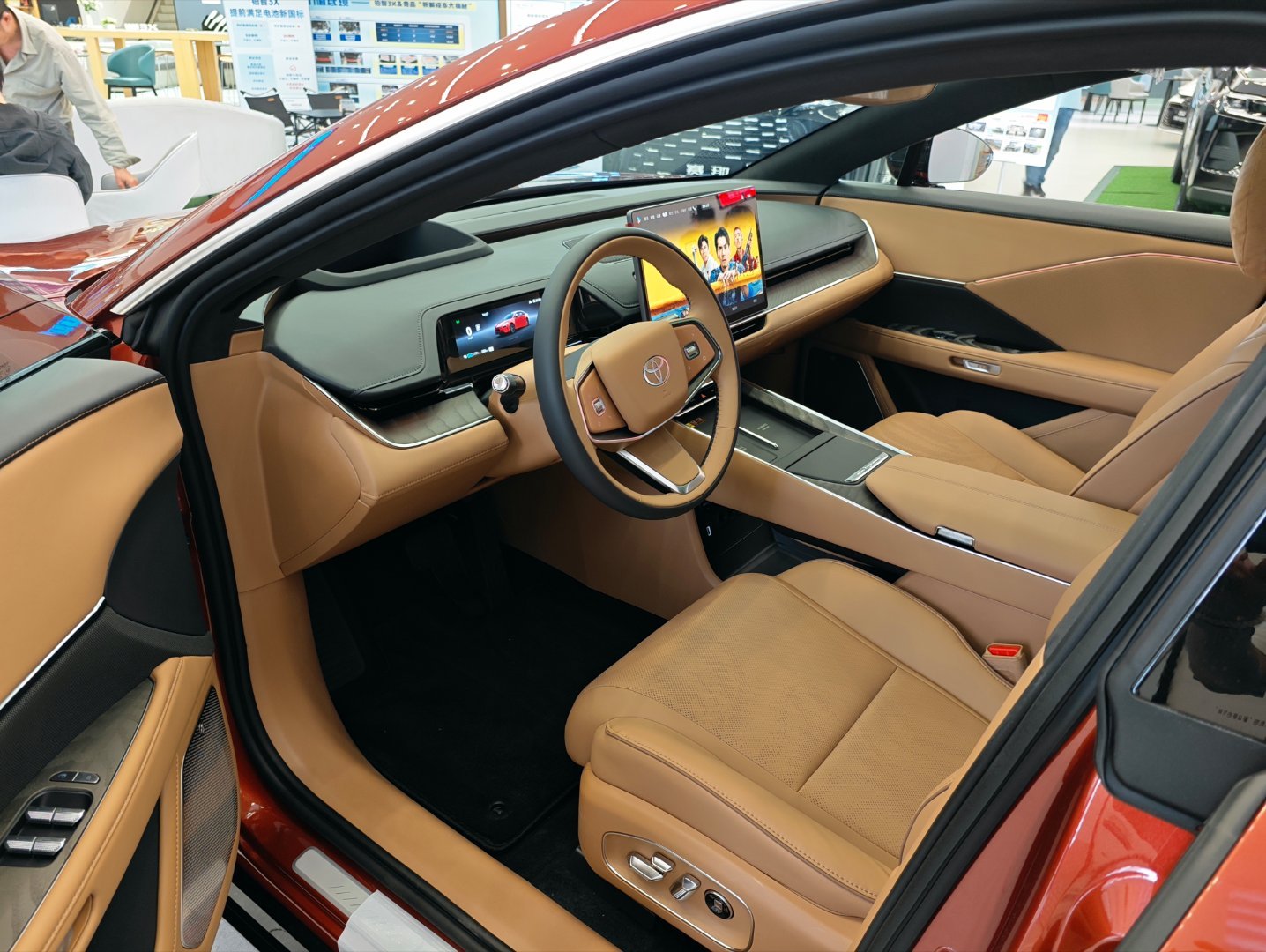 我去店里看了丰田铂智7坦白说我非常喜欢，他的吸引力跟方程豹钛7是一个样的，空间