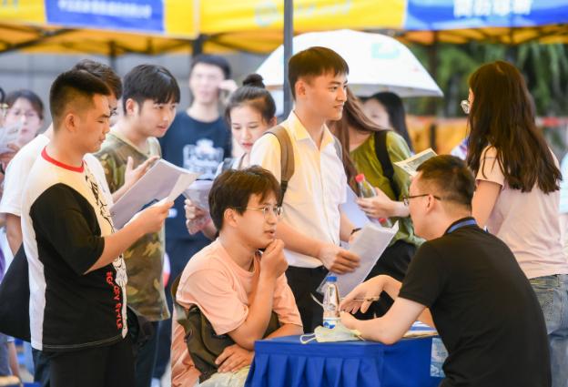 为什么大公司总是紧盯着你的“第一学历”？记住一句扎心的话：他们看第一学历，是在查